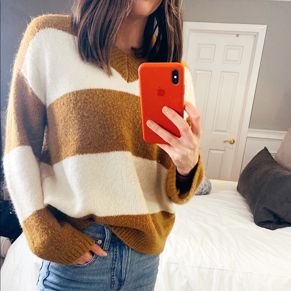 CUTEST SNUGGLY SWEATER.. GREAT CONDITION!